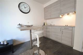 <p><span>Mooi, recent 1 slaapkamer gemeubeld appartement op een super goede locatie, in de Europese wijk. Inkomhal met praktische berging / wasruimte. Leefruimte met ingerichte keukenhoek. Compact balkon aan de voorzijde. Slaapkamer met aansluitende badkamer met douche, lavabo en toilet. Klein balkon. Zeer goede ligging, in een rustige straat, op wandelafstand van het openbaar vervoer, de Europese instellingen, Metro, winkels en restaurants.</span></p>