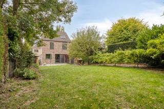Discover this characterful and ready-to-move-in home in the heart of Dilbeek, located on the quiet Middenstraat. Built in 1988 and maintained with the utmost care over the years, this house combines space, comfort, and privacy in a warm, inviting atmosphere.

Upon entering, you will immediately notice the light-filled entrance hall, which leads to the spacious open-plan living area with a cozy sitting area and dining area. The fully equipped kitchen is the heart of the home and opens directly onto the sunny, completely private garden through a sliding window—an oasis of tranquility, equipped with garden sheds for extra storage space.

The first floor offers three full bedrooms and a tasteful, fully equipped bathroom with a practical linen chute that connects to the laundry room in the basement. Adjacent to this is a walk-through office with a fixed staircase to the attic, where there are two additional bedrooms and a storage attic – ideal for a large family or for those looking for space for hobbies and working from home.

The house also has a full basement with a double garage, extra storage space, and a separate laundry room.

Additional features that set this house apart: a favorable EPC, solar panels, and air conditioning. With a little modernization, you can turn this house into a real gem that will guarantee years of living pleasure.

For more information or to schedule a visit: Michael@immoaccenta.be