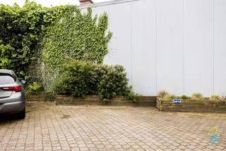 <p>Te koop in Berlare: Dit rustig gelegen appartement in Uitbergen, deelgemeente van Berlare, biedt een aangename combinatie van comfort en energiezuinig wonen. Het appartement beschikt over twee slaapkamers, een lichtrijke leefruimte, een volledig geïnstalleerde keuken en een badkamer met ligbad. Dankzij de nieuwe gaswandketel en het gunstige EPC-label B geniet u van een laag energieverbruik en extra wooncomfort. Daarnaast is er ook een buitenstaanplaats voorzien, wat zorgt voor extra praktisch gemak. Een ideale woonst voor wie rustig wil wonen in een aangename omgeving.<br />Autostaanplaats is inbegrepen in de prijs.<br /><br />Graag een afspraak? Contacteer Wolf via 0498 54 06 90 of via Wolf@cornelis-goeman.be</p>
