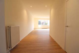 <p>Het appartement is perfect gelegen: nabij invalswegen, winkels, scholen, openbaar vervoer en tussen 2 grote parken. Het Boekenbergpark en het Te Boelaerpark, hier is het zomer als winter heerlijk vertoeven. In de zomer is het openlucht zwembad geopend in het Boekenbergpark.</p><p>- Onmiddellijk beschikbaar<br />- Centrale locatie <br />- Lage gemeenschappelijke kosten</p><p>Het appartement bevindt zich op de 2e verdieping van een kleinschalig gebouw. De open leefruimte aan de voorzijde is voorzien van parket. De open keuken is uitgerust met toestellen. Achteraan ligt de ruime slaapkamer met aansluitend de badkamer, voorzien van een douche, lavabo en toilet.</p><p>De gemeenschappelijke kosten bedragen slechts 50 euro per maand. De nutsvoorzieningen water, gas en elektriciteit op naam van de huurder en dienen door de huurder zelf afgesloten te worden.</p><p>Interesse in dit appartement?<br />Gelieve het formulier onderaan de advertentie van het pand op www.sinjoor.be in te vullen en alle vragen te beantwoorden. De dossierverantwoordelijke zal nadien contact met u opnemen.</p>