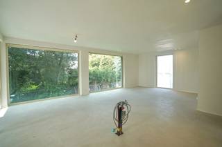Prijs incl. 6% BTW (*onder voorwaarden): 477.703,20 euro (excl. garage)<br />Prijs incl. 21% BTW: 537.061,20 euro (excl. garage)<br /><br />Dit appartement maakt deel uit van Residentie 13 West, een stijlvol en energiezuinig nieuwbouwproject in de Meersstraat te Wachtebeke. Het gaat hier om een kleinschalige residentie van 10 appartementen met aangename buren op een ruim perceel!<br /><br />De centrale ligging in het hart van Wachtebeke zorgt voor een uitstekende bereikbaarheid, terwijl de groene en rustige omgeving garant staat voor aangenaam wonen.<br /><br />Het appartement onderscheidt zich door zijn hoogwaardige afwerking en het gebruik van de laatste duurzame technieken. Zo is het uitgerust met een warmtepomp, vloerverwarming met individuele regeling per ruimte, een ventilatiesysteem D en zonnepanelen, wat resulteert in een optimaal wooncomfort en een ultralaag energieverbruik!<br /><br />De indeling is super logisch en praktisch bekeken, met een lichtrijke leefruimte en open keuken als kloppend hart van het appartement. De keuken zal door de kopers gekozen worden en naar wensen afgewerkt worden. Dankzij de grote raampartijen geniet u hier van een aangename lichtinval en een open, ruimtelijk gevoel. Verder beschikt het appartement over twee volwaardige slaapkamers, waarvan één met een aansluitende dressing. De stijlvolle badkamer wordt afgewerkt met kwalitatieve materialen en voorzien van een inloopdouche en badkamermeubel met lavabo (ook door de kopers uit te kiezen). Ook is er een apart toilet voorzien voor extra comfort.<br /><br />Daarnaast geniet het appartement nog van een ruim, zonnig zuidgericht terras van 29 m², met een open zicht op de groene omgeving! De ideale plek om in alle rust te ontspannen en volop van het buitenleven te genieten.<br /><br />In de kelder heb je nog de keuze tot de aankoop van een enkele of dubbele garage. Deze zijn ook steeds voorzien van een aparte garagepoort voor extra comfort en te bereiken met de lift. De prijs van de garage is:<br />- Enkele garage: 39.968,40 incl. 6% BTW of 45.047,40 euro incl. 21% BTW <br />- Dubbele garage: 47.918,40 incl 6% BTW of 54.122,40 euro incl. 21% BTW<br /><br />Dit appartement is de ideale keuze voor wie op zoek is naar modern, energiezuinig en kwalitatief wonen op een topligging in Wachtebeke.<br /><br />Troeven:<br />- E-peil 15 (super energiezuinig)<br />- Hoogwaardige afwerking met kwalitatieve materialen<br />- Kleinschalige residentie van 10 appartementen<br />- 2 volwaardige slaapkamers<br />- Keuze in afwerking van de badkamermeubel en keuken!<br /><br />Meer info of een bezoek? Bel naar WIJSvastgoed op 09 395 80 10! We nemen dan spoedig contact op voor een bezoekmoment.