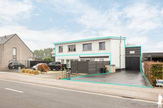Dit instapklare en energiezuinige penthouse in het landelijke Haasdonk combineert ruimte, licht en comfort met een prachtig gevoel van vrijheid. Het appartement beslaat de volledige oppervlakte van het gebouw en geniet zo van veel privacy en openheid. Het weidse zicht over de velden, de royale leefruimte en het zuidgerichte terras maken het plaatje compleet.<br /><br />Ligging<br />Rustig gelegen in Haasdonk, met een vlotte verbinding naar Sint-Niklaas en Beveren. Openbaar vervoer bevindt zich op slechts 250 meter en ook de belangrijkste invalswegen zijn vlot bereikbaar.<br /><br />Indeling<br />- Grote oprit met plaats voor meerdere wagens en ruime carport<br />- Inkomhal en gastentoilet met handenwasser<br />- Lichtrijke woonkamer van ca. 50 m² met prachtig groen uitzicht<br />- Kwalitatieve, volledig ingerichte open keuken<br />- 3 volwaardige slaapkamers van ca. 16 m², 15 m² en 13 m²<br />- Badkamer met douche, mogelijkheid tot bad, dubbel lavabomeubel en tweede toilet<br />- Geïntegreerde wasplaats<br />- Zuidgericht terras van ca. 30 m² met weids uitzicht<br />- Terras & buitenruimte: Het royale zuidgerichte terras van ca. 30 m² is een absolute troef. De gunstige oriëntatie en het open zicht over de omliggende velden zorgen voor een heerlijke plek om volop van het buitenleven te genieten.<br /><br />Algemeen<br />- EPC-label B<br />- 10 zonnepanelen – 4.000 Wp<br />- Lucht-luchtwarmtepomp/airco in woonkamer en slaapkamer<br />- Centrale verwarming op aardgas<br />- Driedubbele superisolerende beglazing<br />- Automatische rolluiken geplaatst in 2024<br />- Degelijke constructie met betonnen tussenvloeren<br />- Elektrische keuring conform<br />- Asbestveilig<br />- Goed beheer en zeer lage gemeenschappelijke kosten<br /><br />Graag een bezoek? Contacteer ons via waasland@deboerenpartners.be of 03.377.55.00
