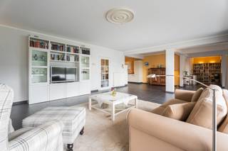 <p>Zoekt u een riant appartement op korte afstand van het bruisende centrum van Hoogstraten? Dan heten wij u hartelijk welkom bij Brouwerijstraat 11 bus 6. Een appartement waar het u aan niets ontbreekt op korte doch gepaste afstand van de gezellige horeca, winkels en voorzieningen. Het appartement heeft een woonoppervlak van maar liefst 241m2, is voorzien van twee terrassen en heeft een garage + berging in de ondergrondse parkeerkelder.<br /><br /></p>
<p>BIJZONDERHEDEN</p>
<p></p>
<ul>
<li>Bouwjaar 2003;</li>
<li>Energielabel A, geldig tot 25/07/2034;</li>
<li>Elektrische installatie (wordt nog gekeurd);</li>
<li>Woonoppervlak: 241m2;</li>
<li>Externe bergruimte: 42m2;</li>
<li>Bruto inhoud: 803m3;</li>
<li>NEN 2580 meetrapport beschikbaar;</li>
<li>Eigen garage + berging;</li>
<li>Voorzien van 2 cv-ketels;</li>
<li>Gelegen op de eerste verdieping en bereikbaar met een lift;</li>
<li>Gelegen nabij het gezellige centrum en uitvalswegen.</li>
</ul>
<p></p>
<p>INFORMATIEPLICHT:</p>
<p>- Stedenbouwkundige vergunning uitgereikt;</p>
<p>- Geen gerechtelijke herstelmaatregel of bestuurlijke maatregel opgelegd;</p>
<p>- Bestemming: woongebied;</p>
<p>- Geen voorkooprecht;</p>
<p>- Geen overstromingsgevoelig gebied;</p>
<p>- Geen beschermd erfgoed.<br /><br />Meer info kunt u vinden op onze website: https://www.vanbaarlemakelaardij.com/<br /><br /><br /></p>