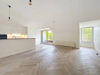 Recent <strong>gerenoveerd dakappartement </strong>met <strong>twee terrassen</strong>. Het gebouw, ontworpen door de befaamde architect Jo Crépain, bevindt zich in een doodlopende straat in een groene omgeving, op loopafstand van het park van Brasschaat.<br /><br /><strong>Indeling:</strong><br />Inkom, twee slaapkamers, waarvan één met toegang tot het terras, badkamer met douche, apart toilet, woonkamer met open keuken, terras en berging met aansluiting voor wasmachine en droogkast.<br /><br /><strong>Bijzonderheden:</strong>
<ul>
<li>Autostaanplaats inbegrepen.</li>
<li>Ondergrondse fietsenberging.</li>
<li>Algemene kosten: €150,- per maand, individueel verbruik.</li>
<li>Beschikbaar 1 oktober 2026.</li>
</ul>