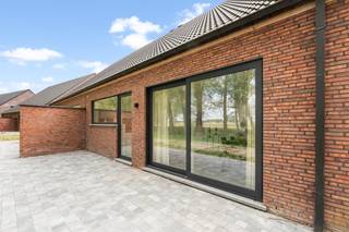 Graag stellen wij ons nieuw project in Bas-Warneton aan u voor: een woonomgeving bestaande uit 12 nieuwbouwwoningen, gelegen aan Chaussée de la Garde Dieu. Deze locatie biedt rust te midden van een weelderig groene omgeving, waarbij u geniet van het beste van beide werelden: de serene sfeer en de moderne faciliteiten.<br /><br />De woningen zijn volledig instapklaar en onmiddellijk bewoonbaar.<br /><br />Elke woning is voorzien van inkomhal met een apart toilet en ruimte voor eventueel vestiaire. Een ruime en lichtrijke leefruimte &amp; open keuken met een aanpalende bergruimte. De wasplaats aan de voorzijde biedt extra praktisch bergruimte. <br /><br />Op de eerste verdieping wacht u een ruime slaapkamer met aangrenzende dressing/berging. Daarnaast zijn er nog twee slaapkamers, een extra bergruimte en een badkamer met badkamermeubel, bad, inloopdouche en toilet. Een valtrap leidt naar de zolder, die dienst kan doen als een handige stockageruimte.<br /><br />De woningen zijn uitgerust met moderne voorzieningen zoals zonnepanelen en vloerverwarming, waardoor u kunt genieten van een energiezuinige en comfortabele leefomgeving.<br /><br />Als kers op de taart is er bij elke woning een carport inbegrepen, waardoor uw wagen steeds droog staat.<br /><br /><span><span><span><span><span><span><span><span><span><span>Prijzen all-in 343.040 euro* | LOT 33</span></span></span></span></span></span></span></span></span></span><br /><span><span><span><span><span><span><span><span><span><span>Prijzen excl. kosten 284.120 euro | LOT 33</span></span></span></span></span></span></span></span></span></span><br /><br /><span><span><span><span><span><span><span><span><span><span>*All-in prijzen omvatten grond | woning | carport | oprit | aansluitingen G|E|W | architect | notariskosten | btw | zonnepanelen | …</span></span></span></span></span></span></span></span></span></span>
