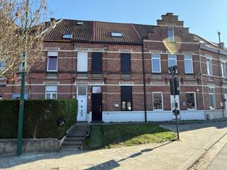 Deze aangename woning, gelegen nabij het station van Evergem werd totaal vernieuwd en omgevormd tot een energiezuinige woning met alle...