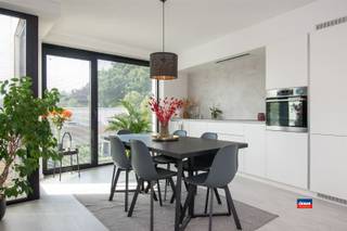 <p><span>2530 BOECHOUT | INSTAPKLAAR LICHTRIJK DUPLEX APPARTEMENT MET 2 SLAAPKAMERS, 2 TERRASSEN EN LIFT | AUTOSTAANPLAATS INBEGREPEN | EPC B |</span></p><p><span> </span></p><p><span>Je komt binnen op de tweede verdieping in een lichtrijke leefruimte met een mooie laminaatvloer, die naadloos overloopt in de open, volledig geïnstalleerde keuken met aansluitend de wasplaats. Verder heb je op de 2de verdieping ook een apart toilet.</span></p><p><span>Genieten van de zon kan zowel op het terras aan de voorzijde als op het grote terras achteraan.</span></p><p><span>Op de derde verdieping zijn er 2 slaapkamers waarvan 1 met inloopdressing en ensuite badkamer. De 2de slaapkamer kan dienen als kinderkamer of als bureau.</span></p><p><span> </span></p><p><span>DIt duplex appartement beschikt over een lift en vloerverwarming. De autostaanplaats is verplicht mee aan te kopen voor € 12.500.</span></p><p><span> </span></p><p><span>Dit appartement ligt vlakbij Park Heuvelhof. Ideaal gelegen nabij scholen, winkels, openbaar vervoer en een vlotte verbinding naar de invalswegen, autostrades en omliggende gemeenten. </span></p><p><span> </span></p><p><span>De maandelijkse kosten bedragen circa 135 euro (provisie voor elektriciteit en water, syndicus, blokpolis en het onderhoud van het gebouw en de tuin).</span></p><p><span> </span></p>