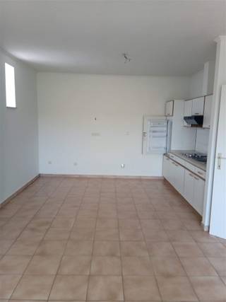 Zeer handig appartement op de 1ste verdieping met 1 slaapkamer aan de achterzijde van een kleinschalig gebouw vlak bij het centrum van...