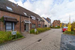 <p>Interesse of vragen? Contacteer Dimitry Van Hinsbergh via dimitry@copandi.be of +32 493 37 27 43.<br /><br />Deze charmante woning is gelegen in een groen, rustig en kindvriendelijk woonerf in Brasschaat en beschikt over openbare parkeergelegenheid voor de woning en mogelijkheid tot overname van garagebox.<br /><br />Je komt binnen via de inkomhal met apart toilet en bereikt de lichtrijke leefruimte met zicht op de tuin. De aparte, volledig ingerichte keuken sluit hier mooi op aan.<br /><br />Op de eerste verdieping zijn er twee slaapkamers, een badkamer en een open polyvalente ruimte (bureau of speelkamer). De tweede verdieping biedt een ruime derde slaapkamer en twee bergruimtes met uitbreidingspotentieel.<br /><br />De grote, zonnige tuin met treurwilg vormt een echte troef en biedt volop ruimte om te ontspannen.<br /><br />Een woning met karakter, ruimte en tal van mogelijkheden, ideaal voor gezinnen die rustig willen wonen met een mooie buitenruimte.<br /><br />✅ Woonerf<br />✅ EPC-label B<br />✅ Tal van mogelijkheden<br />✅ Garage</p>