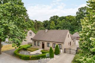 Voor meer info en foto’s, surf naar www.swevers.be – Ontdek deze verrassend ruime en instapklare woning aan Berkenstraat 10 in het rustige,...