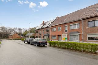 Ben je op zoek naar een goed onderhouden woning met uitbreidingsmogelijkheden? Deze charmante woning uit 1960 in Hasselt biedt een unieke kans...