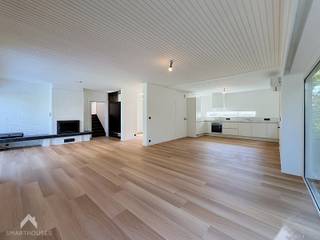 <p>Instapklare vrijstaande woning op een sublieme locatie bestaande uit een inkomhal met ingemaakte vestiairekast en afzonderlijk toilet. Ruime lichtrijke leefruimte met eet-en zithoek, ruime uitgeruste keuken, garage met sectionale poort en 2 ruime bergingen + douche en een privatieve tuin met aangelegd terras en serre. <br />Op het verdiep is een nachthal die toegang biedt naar 4 volwaardige slaapkamers en een ingerichte badkamer (inloopdouche, lavabomeubel en toilet).</p>
<p>Extra troeven:</p>
<ul>
<li>Energiezuinig</li>
<li>Voorzien van zonnepanelen</li>
<li>Airco’s</li>
<li>Regenwaterput</li>
<li>Elektrische zonnesreens</li>
<li>Private oprit voor meerdere wagens</li>
<li>Mooie landelijke verzichten</li>
<li>Instapklaar</li>
</ul>
<p></p>
<p>Deze woning is te koop ZONDER makelaar via het concept van Smart Houses! Wenst u verdere inlichtingen of bezoek? Contacteer rechtstreeks de eigenaar via 0496/44.73.44</p>
