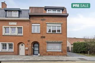 Along the Vossensteert in Assebroek, there is a very spacious family home that combines modern living comfort with an exceptionally high level of accessibility. This four-bedroom home has been fully adapted to provide full freedom of movement for everyone. The presence of a lift that connects the different floors and a fully equipped bathroom on the ground floor make this house fully wheelchair accessible. In the well-kept garden, there is a high-quality outbuilding that can serve as a storage room, hobby room or relaxation area. Thanks to an established easement, the accessibility of the plot is optimally arranged. This makes it possible to park the car on your own property under the existing carport. The pleasant location along the Vossensteert offers an excellent connection to both the center of Bruges and major access roads. Various shops, schools and greenery (Parken en Gemene Weidebeek) are just a short distance away. Layout: Ground floor- Entrance hall- Living space with access to an elevator - Open kitchen equipped with stove, hood, oven, microwave and dishwasher- Guest toilet- Bathroom with sink, bath and walk-in shower- Storage space- Basement1st floor: - Bedroom 1 (17 m²) - Bedroom 2 (12 m²) 2nd floor: - Bedroom 3: (14.5 m²) - Bedroom 4 (10 m²) The property is offered through the Pre-sale formula. Between 19/02/2026 12:00 and 21/03/2026 13:00, you can come visit the property by appointment and make an offer. The listed price is a starting price. For further information, please contact the property agent.