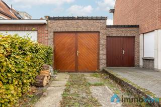 <h3><strong>Algemeen</strong></h3><p>In de rustige en gegeerde Rodenbachwijk in Hove vinden we, in de Huib-Hostelaan 4, deze op te frissen maar charmante rijwoning terug. De woning valt op door haar brede gevel, het gezellige voortuintje en de zonnige zuidwest-gerichte tuin met aansluitende garage. De garage is bereikbaar via de Jef Van Hooflei en beschikt over een oprit — een groot pluspunt in deze buurt.</p><p>Binnenin ontdek je een lichtrijke gezinswoning met vier slaapkamers, een droge kelder en een aangename leefruimte met zicht op de tuin. De ligging is ronduit ideaal: een kalme, groene straat op wandelafstand van winkels, scholen en openbaar vervoer.</p><p><br /> </p><h3>Indeling</h3><p>Op het gelijkvloers vind je een inkomhal met gastentoilet en handenwasser, een gezellige leefruimte en een keuken met uitzicht op de tuin. De kelder is ruim en droog, met plaats voor wasmachine, droogkast en zelfs een bureauhoek.</p><p>Op de eerste verdieping bevinden zich drie volwaardige slaapkamers en een badkamer met bad, toilet en dubbele lavabo. De zolderverdieping biedt nog een ruime vierde slaapkamer met extra inloopdressing. De zonnige, zuidwest-gerichte tuin vormt een heerlijke buitenruimte met directe toegang tot de garage.</p><p><br /> </p><h3>Interesse</h3><p>Een ideale gezinswoning of starterswoning met potentieel, gelegen in een bijzonder rustige en aangename wijk.<br />Aarzel niet en bel snel voor een afspraak op 03/459.89.59 of mail naar <strong>wa</strong><strong>nnes@immovivo.be</strong><span><strong></strong></span><strong>.</strong></p>