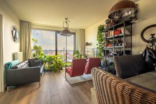 <h1>Lichtrijk appartement met zuidgericht terras en skyline-zicht</h1>
<p>Op de zesde verdieping wacht u elke dag een panoramisch zicht over de Antwerpse skyline. U woont hier in den Dam, een bruisende wijk in volle opmars: Park Spoor Noord om de hoek, de Slachthuissite in ontwikkeling, binnenkort zwemmen in het Lobroekdok en het Eilandje op wandelafstand.</p>
<p>Het gebouw dateert van 2015, opgeleverd in 2017 en het appartement behaalt dan ook een EPC-label A (92 kWh/m²): energiezuinig wonen zonder zorgen en zonder renovatieverplichting. Het appartement van ±50 m² omvat een lichtrijke leefruimte, één slaapkamer en een terras van 10 m², pal zuid georiënteerd, zon van 's ochtends tot 's avonds, met de skyline als decor.</p>
<p>Extra troef: alle meubels zijn inbegrepen in de prijs. U stapt hier letterlijk met uw koffer binnen — ideaal als eerste eigen woonst, pied-à-terre of meteen verhuurklare investering. Een private kelderberging en een gemeenschappelijke fietsenberging vlak bij de lift maken het plaatje compleet.</p>
<p><strong>Troeven op een rij</strong></p>
<p>+ Zesde verdieping met panoramisch zicht op de Antwerpse skyline<br />+ Terras van 10 m², pal zuid georiënteerd<br />+ EPC-label A (92 kWh/m²), recent gebouw uit 2015<br />+ Volledig bemeubeld: instapklaar of meteen verhuurklaar<br />+ Private kelderberging én gemeenschappelijke fietsenberging aan de lift<br />+ Den Dam: Park Spoor Noord, de Slachthuissite, het Lobroekdok en het Eilandje binnen handbereik</p>
<p>Elke dag thuiskomen met dit uitzicht? Bel snel 0478.65.04.73 en plan een bezichtiging in!</p>