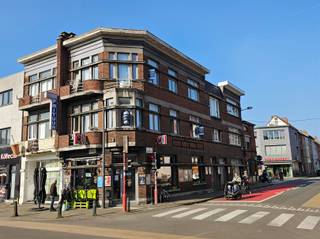 Goed gelegen opbrengsteigendom met op het gelijkvloers een ingericht café met grote kelderverdieping en op de eerste verdieping een groot duplex appartement. Indeling appartement: keuken, living, slaapkamer en badkamer voorzien van lavabo, douche en toilet. 2de verdieping: 3 slaapkamers en 2de badkamer. Deze gepubliceerde prijs is een instelprijs.