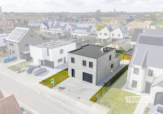 IMMO FRANCOIS MEETJESLAND PRESENTEERT KLOOSTERAPRILSTRAAT 14!<br /><br />WIJ VERWIJZEN U VOOR ALLE INFO & DOCUMENTEN GRAAG DOOR NAAR ONZE WEBSITE: IMMOFRANCOIS.BE.<br /><br />WENST U EEN GRATIS EN VRIJBLIJVENDE VERKOOPSANALYSE MET WAARDEBEPALING VAN UW EIGENDOM? DARIO KOMT GRAAG BIJ U LANGS!<br /><br />Deze instapklare nieuwbouwwoning is gelegen in het aangename Assenede en combineert hedendaags wooncomfort met een verzorgde afwerking en uitstekende energieprestaties. De centrale ligging nabij de Nederlandse grens zorgt voor een vlotte bereikbaarheid, met de R4 richting Gent en de E34 richting Antwerpen en de kust binnen handbereik. Winkels, scholen, horeca, openbaar vervoer en andere dagelijkse voorzieningen bevinden zich bovendien op korte afstand.<br /><br />Bij het betreden van de woning komt u terecht in een ruime inkomhal met afzonderlijk gastentoilet. Van hieruit is er rechtstreeks toegang tot de inpandige garage, die bijkomend voorzien is van een praktische inloopdouche. De lichtrijke leefruimte vormt het centrale gedeelte van de woning en geniet van een aangenaam zicht op de aangelegde tuin. Aansluitend bevindt zich een ruime bureauruimte, perfect geschikt als thuiswerkplek of hobbyruimte, evenals een volledig ingerichte keuken voorzien van alle hedendaagse comfort.<br /><br />De eerste verdieping beschikt over drie volwaardige slaapkamers, een afzonderlijk toilet en een stijlvol ingerichte badkamer. Deze is uitgerust met een dubbele lavabo, een ligbad en een ruime inloopdouche. Dankzij de praktische indeling en de verschillende multifunctionele ruimtes biedt de woning alle nodige flexibiliteit voor gezinnen, thuiswerkers en wie belang hecht aan extra woon- en bergruimte.<br /><br />Ook de buitenruimte sluit mooi aan bij het comfort van de woning. De verzorgde tuin met aangenaam terras biedt een fijne plek om in alle rust van het buitenleven te genieten. Een kwalitatief afgewerkte tuinberging zorgt voor bijkomende opbergruimte, terwijl de ruime parkeermogelijkheden op eigen terrein het geheel verder vervolledigen.<br /><br />Op energetisch vlak is deze nieuwbouwwoning bijzonder sterk uitgerust. Vloerverwarming op het gelijkvloers, een lucht-luchtwarmtepomp op de verdieping, driedubbele beglazing en 4 kW aan zonnepanelen dragen bij aan een aangenaam binnenklimaat en een laag energieverbruik. Deze combinatie van duurzame technieken, hedendaags comfort en kwalitatieve afwerking maakt van de woning een toekomstgerichte en energiezuinige thuis.<br /><br />Bent u op zoek naar een energiezuinige nieuwbouwwoning in Assenede waar hedendaags wooncomfort, een kwalitatieve afwerking en een uitstekende ligging samenkomen? Aarzel niet om contact op te nemen met Dario Van Kerckvoorde van Immo Francois Meetjesland voor meer informatie of een bezoek ter plaatse.<br /><br />GRAAG ALS EERSTE OP DE HOOGTE VAN ONS AANBOD? 1) BEZORG ONS UW ZOEKVOORKEUREN EN WE HOUDEN CONTACT, 2) VOLG @IMMOFRANCOISMEETJESLAND VIA INSTAGRAM<br /><br />