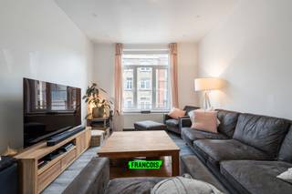 Op zoek naar een ruim en degelijk gerenoveerd pand in een rustige, maar goed bereikbare buurt van Oostende? Dan is deze woning in de Blauwkasteelstraat 65 beslist iets voor jou!<br /><br />Bij het betreden van de woning kom je in een verzorgde inkomhal, die toegang geeft tot de gezellige woonkamer en de afzonderlijke, volledig ingerichte leefkeuken. Deze keuken is bijzonder ruim en biedt directe toegang tot een gezellige koer, ideaal voor een koffiemoment buiten of een compacte stadstuin. Verder vind je op het gelijkvloers een apart gastentoilet en een praktische berging.<br /><br />De badkamer is volledig vernieuwd en uitgerust met een ligbad, een inloopdouche, een dubbele wastafel en een tweede toilet – alles werd met zorg en comfort in gedachten ingericht.<br /><br />Op de verdieping zijn er drie volwaardige slaapkamers, elk met voldoende ruimte en licht. Daarnaast beschikt de woning over een ruime zolder, die perfect kan dienen als extra berging of potentieel kan worden ingericht naargelang jouw wensen.<br /><br />