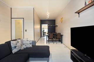 Indeling<br /><br />Gelijkvloerse verdieping:<br />- inkomhal<br />- woon- en eetkamer (26 m²)<br />- deels uitgeruste keuken (16 m²)<br />- badkamer met bad, toilet en lavabomeubel<br />- gezellige stadstuin van ca. 30 m²<br /><br />Eerste verdieping:<br />- nachthal<br />- slaapkamer 1 (16,50 m²)<br />- slaapkamer 2 (9 m²)<br /><br />Tweede verdieping:<br />- slaapkamer 3/ zolderkamer (10 m²)<br /><br />Bijzonderheden:<br />- woning met 3 slaapkamers en een gezellige stadstuin van ca. 30 m²<br />- condensatieketel vernieuwd in 2025<br />- binnenzijde van de aanbouw vernieuwd en geïsoleerd in 2024<br />- elektrische installatie is conform<br />- gunstig gelegen in Hoboken, nabij winkels, scholen en openbaar vervoer, met een vlotte verbinding naar Antwerpen, Wilrijk en de A12; ook het groen van onder meer Park Sorghvliedt en de Hobokense Polder bevindt zich in de omgeving<br /><br />Bent u geïnteresseerd in dit huis te koop in Hoboken? Aarzel dan niet om contact met ons op te nemen via janice.racaj@dewaele.com of op 03 206 76 73.<br />Wenst u uw eigendom ook te koop of te huur te stellen? We helpen u graag verder.<br />Steeds tot uw dienst om u verder te helpen met al uw vragen over vastgoed!<br /><br />Bestuursmaatregelen in het maatregelenregister: nee