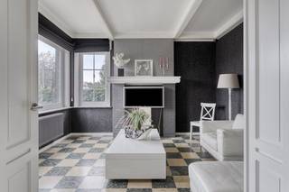 Op een uitgestrekt perceel van 957 m² in Kuurne, met een uitstekende ligging nabij de R8, Kortrijk en belangrijke invalswegen, staat deze charmante open bebouwing met vier slaapkamers te koop. De woning combineert klassieke elementen met de mogelijkheid tot een moderne invulling. De lichte leefruimtes, de royale volumes en de zonnige tuin bieden een ideale basis voor wie op zoek is naar ruimte en potentieel. Zoek je een droomhuis met karakter en tal van mogelijkheden? Dan is dit precies wat je zoekt!Indeling:Gelijkvloers:- De ruime inkomhal verwelkomt je en leidt naar een gastentoilet.- De lichtrijke leefruimte, sfeervol opgedeeld in een eet- en zitgedeelte, biedt volop plaats voor ontspanning en gezelligheid.- Aansluitend vind je een gezellige bar, perfect voor het ontvangen van vrienden en familie.- De functionele keuken is voorzien van een kookplaat, dampkap, dubbele spoelbak en voldoende opbergruimte in de inbouwkasten.- Een praktische doucheruimte met toilet, lavabo en douche is eveneens aanwezig.- Verder is er een berging/wasplaats en een ruime garage.Eerste verdiep:- Hier bevinden zich vier volwaardige slaapkamers, ideaal voor een groot gezin of voor wie extra ruimte zoekt voor een kantoor of hobbykamer.- De badkamer is uitgerust met een dubbele lavabo en een comfortabele inloopdouche.Extra's:- De grote, zonnige tuin vormt een oase van rust en privacy. Een ideale plek voor buitenactiviteiten en ontspanning.- Het pand beschikt over een droge kelder en biedt veel parkeermogelijkheden op eigen terrein.Wenst u meer info over deze woning of wenst u een bezoek ter plaatse? Contacteer Yoshi Vandeginste (0474 49 50 38 - yoshi.vandeginste@dewaele.com)