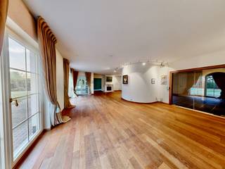 Deze stijlvolle en tijdloze villa, gelegen in het rustige Berbroek (Herk-de-Stad), biedt een perfecte combinatie van ruimte, comfort en karakter. Met een perceel van 2.939 m² en een bewoonbare oppervlakte van 381 m² (bron EPC) geniet je hier van royale leefruimtes in een groene en gunstig gelegen omgeving, vlak bij de snelweg en alle voorzieningen. Extra troef is de losstaande garage (+-90m2) achteraan het perceel.<br />De villa werd gebouwd in 1989 en onderscheidt zich door haar doordachte indeling en authentieke afwerking. De lichtrijke living met gezellige tv-hoek en aansluitende leefkeuken creëert een warme en open sfeer. Zowel de leefruimte als de keuken zijn volledig op de tuin georiënteerd, wat zorgt voor een aangename lichtinval en een harmonieus binnen-buitengevoel.<br />Aansluitend aan de keuken bevindt zich een praktische wasplaats en een dubbele inpandige garage. De inkomhal met gerecupereerde natuurstenen vloer en karaktervolle trap vormt een stijlvolle eyecatcher bij het binnenkomen. Op de eerste verdieping bevinden zich vier slaapkamers, een apart toilet en een ruime badkamer.<br />De zuidgerichte tuin biedt de hele dag zon en vormt samen met het aangename terras een ideale plek om te ontspannen of te genieten van buitenactiviteiten. Achteraan het perceel bevindt zich bovendien een grote vrijstaande garage van ca. 90 m², die tal van mogelijkheden biedt voor hobby, opslag of zelfstandige activiteit.<br /><br />Buitengewone kenmerken:<br />- Perceeloppervlakte: 2.939 m²<br />- 4 slaapkamers<br />- Zuidgerichte tuin met overdekt terras en haard<br />- Vrijstaande garage van ca. 90 m² achteraan het perceel<br />- Breed perceel +- 38m<br />- Te renoveren zwembad