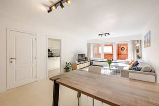 <p><span>Op zoek naar een zorgeloos appartement op een uitstekende locatie? Dan is dit recent gerenoveerde en perfect instapklare appartement beslist een bezoek waard!</span></p><p><span> </span></p><p><span>Gelegen op wandelafstand van het station van Liedekerke, winkels, scholen en horeca geniet u hier van een uiterst centrale ligging. Bovendien bereikt u de E40 richting Brussel en Gent in slechts enkele minuten, ideaal voor pendelaars.</span></p><p><span> </span></p><p><span>Het appartement verwelkomt u via een inkomhal en beschikt over een lichtrijke leefruimte, een volledig ingerichte aparte keuken en een moderne badkamer met inloopdouche, lavabo en toilet. Verder zijn er twee volwaardige slaapkamers en een aangenaam zuidgericht terras waar u volop van de zon kunt genieten.</span></p><p><span> </span></p><p><span>Als extra troeven beschikt dit appartement over een privékelder én een afgesloten garagebox, die inbegrepen zijn in de prijs. Dankzij de conforme elektrische installatie en het gunstige EPC-label bent u bovendien verzekerd van een energiezuinige en zorgeloze woonst zonder onverwachte investeringen.</span></p><p><span> </span></p><p><span>Een ideale opportuniteit voor zowel eigen bewoning als investering!</span></p><p><span> </span></p><p><span>Dit instapklare appartement zal ongetwijfeld snel de aandacht trekken!</span></p><p><span> </span></p><p><span>Voor meer informatie of een bezoek contacteert u Timothy van Immo Zone op 0474/ 41. 28. 40.</span></p><p><span> </span></p><p><span> </span></p><p><span> </span></p><p><span> </span></p><p><span> </span></p>