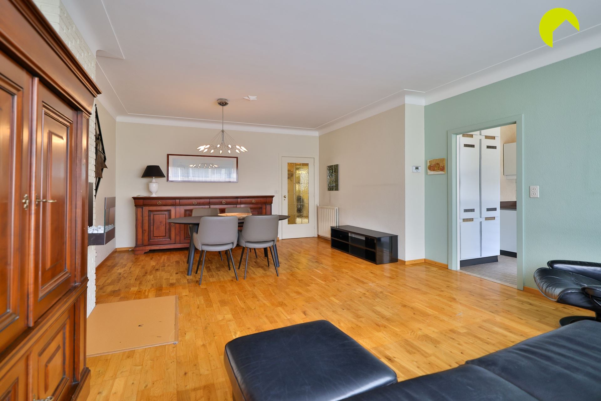 Lichtrijk appartement met 2 slpks + ruime bergin en 2 kelders! - foto 2