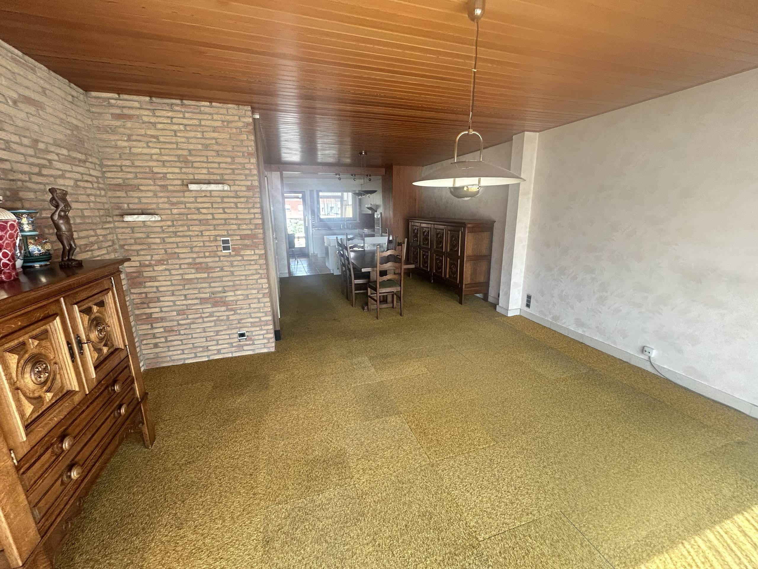 Ruime woning met uitweg en grote garage. - foto 4