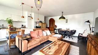 Een comfortabel en lichtrijk appartement op een uitstekende locatie met lateraal Leiezicht, op wandelafstand van het centrum.<br /><br />Via de inkomhal met praktische maatwerkkast komt u in de lichtrijke leefruimte met open keuken.<br /><br />De volledig uitgeruste keuken beschikt over alle nodige toestellen, een extra werkblok met bijkomende kastruimte en een gezellige ontbijtbar. De oven is op veilige hoogte ingebouwd en dankzij de aansluiting op het ruime terras geniet u optimaal van binnen- en buitenleven.<br /><br />Het zonnige balkon, georiënteerd op het Zuidwesten tot Westen, biedt een aangename buitenruimte met lateraal zicht op de Leie. Hierdoor geniet u het hele jaar door van veel licht, ook tijdens de wintermaanden.<br /><br />Verder beschikt het appartement over een berging met aansluiting wasmachine en is er voldoende plaats voor voorraad, een apart toilet, twee mooie slaapkamers en een badkamer met ligbad en dubbele lavabo.<br /><br />Bijkomende troeven zijn de private kelderberging en de inbegrepen autostaanplaats.<br /><br />Het appartement is momenteel verhuurd, wat het eveneens interessant maakt als investeringsvastgoed met onmiddellijk rendement.