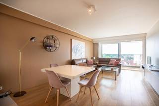 TE HUUR: Gemeubeld appartement op de vijfde verdieping gelegen in hartje Zoute op enkele passen van het Albertplein en de zee<br /><br />Indeling: inkomhall met gastentoilet en aparte berging. Zonnige woonkamer en eetplaats met een prachtig zicht over de villa's in het Zoute, uitgevend op het zuidgericht terras. Open keuken, twee slaapkamers, 1 badkamer.<br /><br />Gemeenschappelijke kosten: €50/maand.