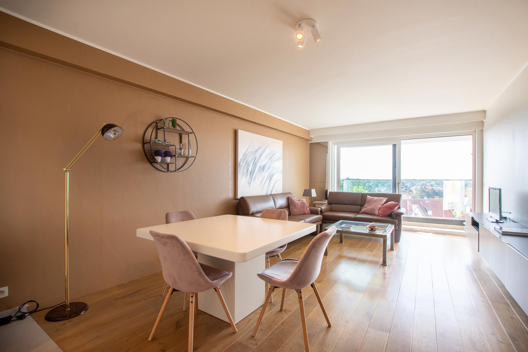 Gemeubeld appartement op de vijfde verdieping gelegen in hartje Zoute op enkele passen van het Albertplein en de zee - foto 3