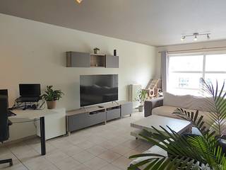 In een kleinschalig appartementsblokje vinden we dit verzorgd appartement....We komen het gebouw binnen en via de trap gaan we naar de eerste...