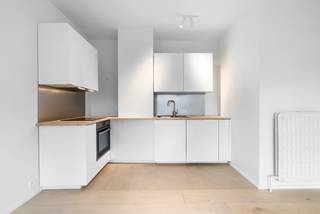 <strong>--- NIEUW --- Top gelegen gerenoveerd één slaapkamer appartement met terras.<br /><br />👉 BEZOEKMOMENT ZATERDAG 09/05! U kan de online kalender voor het bezoekmoment en de vastgoedvideo terugvinden via onze eigen website www.vastgoedspruyt.be.</strong><br /><br />Instapklaar modern appartement (45m²) gelegen te Gent - De Sterre.<br />Het appartement heeft door zijn grote glaspartijen veel lichtinval. Dit zowel in de leefruimte, keuken als in de slaapkamer.<br /><br /><strong>Indeling;</strong><br />- Inkomhal<br />- Badkamer<br />- Toilet<br />- Uitgeruste keuken<br />- Leefruimte met eethoek, zithoek en aansluitend terras<br />- 1 volwaardige slaapkamer <br />- Grote bergruimte<br />- Garagebox (mogelijkheid mee aan te kopen)<br /><br /><strong>Bijkomende troeven;</strong><br />Het appartement is zeer vlot bereikbaar en is gelegen op fiets-/wandelafstand van Centrum Gent. Alle nodige voorzieningen zijn in de directe nabijheid terug te vinden zoals winkels, scholen, openbaar vervoer, etc.<br /><br />- Instapklaar appartement (zowel geschikt voor eigen bewoning als voor verhuur).<br />- CV op aardgas.<br />- Grote glaspartijen waardoor er veel lichtinval is.<br />- Afzonderlijke tellers voor elektriciteit, gas en water.<br />- Mogelijkheid tot aankoop van een garagebox.<br />- MOBI-score = 9,4!<br /><br /><strong>VANAFPRIJS: €269.000,-<br />Interesse in deze unieke opportuniteit?<br />📞 Contacteer Michel Spruyt via 09/311.89.90<br />🌐 Of vraag uw bezoek aan via www.vastgoedspruyt.be</strong><br /><br /><strong>De verkoopdocumenten zijn ter inzage via: https://vastgoedspruyt.sharepoint.com/:f:/g/IgDCviT-KVEjRYtw-4H1dVv5AXc3zEkO59VGYoG3JLpt_ow?e=sf3k62</strong><br /><br /><strong>Vg-Gvv-Wg-Vkr-Gmo. Niet asbestvrije woning - Geen beschermd monument - Geen bouwkundig erfgoed - Overstromingsgevoeligheid; P-score; D &amp; G-score; A.</strong><br /> 