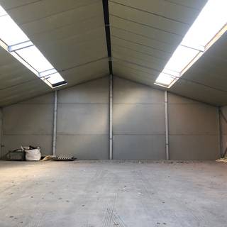 <br />Centraal gelegen recente nieuwbouw loods te huur:<br />Zeer recente nieuwbouw loods/ opslag/ magazijn (600 m²) te huur.<br />Beschikbare/ gewenste oppervlakte in onderling overleg te bespreken.<br />Zeer centraal gelegen op 1,5 km van de steenweg Deinze te Nazareth en op 3 km van de oprit en afrit E 17 te Deinze.<br />Waardoor dit de perfecte ontsluiting biedt naar zowel Deinze, regio Gent, Kortrijk, Oudenaarde, …. <br />Voldoende buitenparkeermogelijkheden ter beschikking.<br />Op afgesloten terrein.<br />Beschikbaar vanaf 1 maart 2026.<br />Deze recente nieuwbouw opslagruimte is gebouwd met silexbeton (sandwichpanelen) voorzien van een lichtstraat, geïsoleerd dak en polybetonvloer.<br />Schuifpoorten dewelke een totale breedte (doorgang) bieden van 10 meter op een hoogte van 4,8 meter.<br />De opslagruimte heeft een vrije (nok) hoogte van 8 meter.<br />Technische specificaties;<br />Volgende voorzieningen en vermogen zijn aanwezig:<br />Stopcontacten op 230 V<br />Drijfkracht 380 V<br />Binnen en buiten: voldoende ledverlichting.<br />Beschikbaarheid in onderling overleg, alsook indien nodig een kleinere of grotere oppervlakte gewenst is.<br />Kortom; een centraal gelegen en betaalbare stockageruimte.<br />Ideaal voor het stockeren van kampeerwagens, mobilhomes, boten, oldtimers, …. m.a.w. allerlei roerend materieel.<br />Deze loods kan zowel dienen voor particuliere - als zelfstandige kandidaten.<br /><strong>Prijs per maand:</strong><br /><strong>* 1.000,00 € exclusief verbruik nuts (elektriciteit) voor 300 m².<br />* 2.000,00 € exclusief verbruik nuts (elektriciteit) voor 600 m²</strong><br />Naargelang het doel en gebruik kan er een tussenteller geplaatst worden om verbruik van nutsvoorzieningen afzonderlijk te verrekenen.<br />Naargelang het doel en gebruik; dient de verzekerde waarde of activiteiten afgesloten te worden door de huurder.