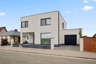 Deze prachtige, moderne woning in Oorbeek is een open bebouwing met een ruime tuin en mooi terras. De woning beschikt over een garage en 5 slaapkamers, wat ideaal is voor een groot gezin. De woning is volledig gerenoveerd en is dus instapklaar. Twee badkamers aanwezig, wat zorgt voor extra comfort en gemak. De woning is voorzien van zonnepanelen en een thuisbatterij. Daarnaast zijn er nog 4 parkeerplaatsen beschikbaar, naast de garage. De tuin is georiënteerd naar het noordwesten, waardoor je de hele dag door van de zon kunt genieten. Deze woning biedt alles wat je nodig hebt voor een comfortabel en ruim gezinsleven. Als je interesse hebt, kun je altijd een bezoek brengen en wie weet wordt deze prachtige woning binnenkort wel jouw thuis.