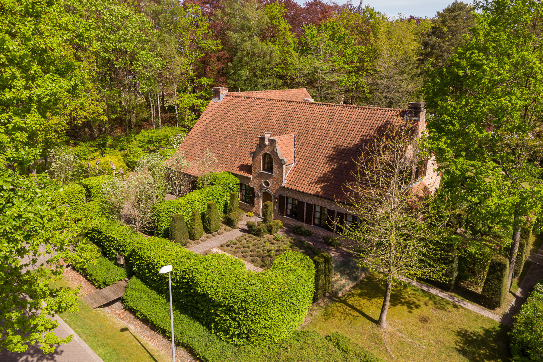 Charmante villa op hoekperceel van 2.295 m² met prachtige tuin - foto 2