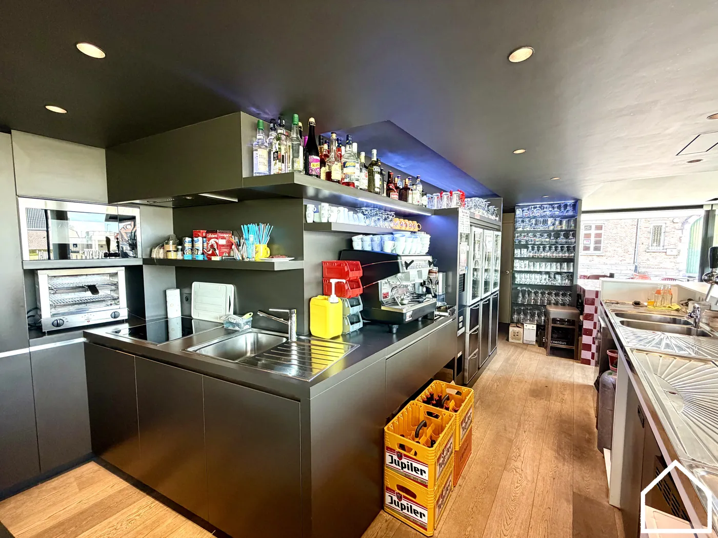 POLYVALENTE HANDELSRUIMTE + VERHUURD APPARTEMENT MET 3 APARTE GARAGES - foto 4