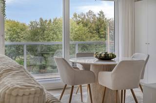 <p><span>Comfortabel wonen op de Fruithoflaan: Lichtrijk 1-slaapkamerappartement met ruim terras!</span></p><p><span>Droomt u van zorgeloos en energiezuinig wonen op een gegeerde toplocatie? Dit uitstekend onderhouden 1-slaapkamerappartement bevindt zich op de derde verdieping van een goed onderhouden gebouw op de populaire Fruithoflaan te Berchem. Het gebouw beschikt over een lift én het comfort van een conciërge. Met een moderne warmtepomp, dubbele hoogrendementsbeglazing, een gunstige EPC B-score (110 kWh/m²), conforme elektriciteit én een asbestveilig attest woont u hier 100% zorgeloos. Voeg daar nog het prachtige zicht op de rustgevende, gemeenschappelijke binnentuin aan toe en u geniet van een uitzonderlijk wooncomfort!</span></p><p><span> </span></p><p><span>Woonkamer, Open keuken & Bijkeuken</span></p><p><span>Zodra u de leefruimte binnenstapt, valt de enorme lichtinval en het ruimtelijke gevoel op dankzij de royale raampartijen. De moderne open keuken is naadloos geïntegreerd en volledig geïnstalleerd met alle nodige inbouwtoestellen voor optimaal kookplezier. </span></p><p><span> </span></p><p><span>Slaapkamer & Badkamer</span></p><p><span>De volwaardige slaapkamer is een oase van rust en reeds voorzien van praktische, op maat gemaakte inbouwkasten. De verzorgde badkamer is ingericht met een heerlijk ligbad, een comfortabel douchescherm en een lavabomeubel. In de hal bevindt zich een apart gastentoilet en een aparte berging voor wasmachine en droogkast. </span></p><p><span> </span></p><p><span>Breed terras met groenzicht</span></p><p><span>Via de grote schuiframen in de leefruimte stapt u zo het ruime terras over de volledige breedte van het appartement op. Hier geniet u in alle rust van een heerlijk zicht op de fraai aangelegde gemeenschappelijke binnentuin, een uniek stukje groen en privacy midden in de stad.</span></p><p><span> </span></p><p><span>Toplocatie op de Fruithoflaan</span></p><p><span>De Fruithoflaan staat bekend om haar uitstekende levenskwaliteit. Winkels, supermarkten, parken, openbaar vervoer (tram en bus) en gezellige horeca bevinden zich op wandelafstand. Bovendien geniet u van een snelle verbinding naar het centrum van Antwerpen en de belangrijkste invalswegen (E19/A12/Ring).</span></p><p><span> </span></p><p><span>Kelder</span></p><p><span>Een privatieve kelderberging is eveneens inbegrepen in de prijs.</span></p><p><span> </span></p><p><span>Troeven</span></p><p><span>- Duurzaam & Toekomstgericht: Verwarmd via een warmtepomp, dubbele HR-beglazing en een uitstekend EPC B (110 kWh/m²).</span></p><p><span>- 100% Zorgeloos: Elektriciteit conform goedgekeurd en asbestveilig.</span></p><p><span>- Topterras: Breed terras over de volledige breedte van de woning met zicht op de binnentuin.</span></p><p><span>- Luxe & Comfort: Open keuken met alle toestellen, inbouwkasten in de slaapkamer en aparte wasberging.</span></p><p><span>- Goed onderhouden complex op de 3e verdieping met lift én conciërge.</span></p><p><span>- Toplocatie: Fruithoflaan te Berchem, nabij alle winkels, groen, OV en invalswegen.</span></p><p><span> </span></p><p><span>Kortom: een instapklaar, duurzaam en buitengewoon gezellig appartement op een toplocatie in Berchem. Plan snel uw bezoek!</span></p>