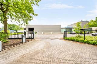 Dit recente industriepand combineert kantoren, opslagruimte en atelier in één functioneel geheel en biedt tal van mogelijkheden voor productie, logistiek, dienstverlening of ambachtelijke activiteiten. Dankzij de directe nabijheid van de E313 en E314 geniet het pand van een uitstekende bereikbaarheid voor zowel personeel als leveranciers en klanten. De centrale ligging zorgt voor een vlotte verbinding met snelwegen E313 en E314.<br />Een bijkomende troef is de mogelijkheid tot uitbreiding aan de linkerzijde op het naastliggende perceel, waardoor het pand kan meegroeien met uw onderneming.<br /><br />Oppervlaktes:<br />- Kantoorruimte: ca. 313 m²<br />- Opslagruimte & atelier: ca. 718 m²<br />- Totale bruikbare oppervlakte: ca. 1.031 m² <br /><br />Buitengewone kenmerken:<br />- Vrije hoogte magazijn: 5,20 meter<br />- Grote laadkade voor vlotte goederenbehandeling<br />- Ruime private parking<br />- Zonnepanelen aanwezig<br />- Aardgasverwarming<br />- Airconditioning<br />- LED-verlichting<br />- Alarmsysteem aanwezig<br />- Functionele indeling met combinatie van kantoren, opslag en werkplaats<br />- Uitbreidingsmogelijkheden aan de linkerzijde
