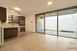 Cet appartement de plain-pied confortable, avec une entrée privée et deux terrasses, est parfait pour ceux qui recherchent une maison prête...