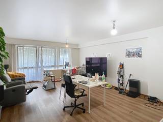 <p>Cet appartement spacieux de trois chambres est idéalement situé au centre de Louvain. Vous profitez d'un emplacement privilégié à proximité immédiate des commerces, des restaurants, des transports en commun et de toutes les commodités. Son certificat énergétique B constitue un véritable atout en matière de performance énergétique.</p><p></p><p>Le hall d'entrée mène vers un vaste séjour lumineux offrant un agréable espace de vie. La cuisine attenante est équipée d'un lave-vaisselle et dispose de l'espace nécessaire pour répondre aux besoins du quotidien.</p><p></p><p>L'appartement comprend trois chambres confortables. L'une d'elles bénéficie d'un accès direct à une terrasse privative, tandis qu'une autre est équipée d'un lavabo. La salle de bains est aménagée avec une baignoire et un lavabo. Des toilettes séparées complètent l'ensemble.</p><p></p><p>Le bien est disponible à partir du 1 octobre 2026. Le loyer s'élève à 1.095 euros par mois. Une provision mensuelle de 150 euros est demandée pour les charges communes, le chauffage et l'eau. Il est également possible de louer un emplacement de parking pour 80 euros par mois.</p><p></p><p>Vous recherchez un appartement de trois chambres au centre de Louvain offrant espace, confort et excellente accessibilité, contactez-nous pour obtenir plus d'informations ou planifier une visite via www.living-stone.be! </p>