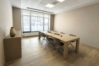 Modern en instapklaar kantoor (264 m²) in het centrum van Borgloon – inclusief 9 parkeerplaatsen.<br /><br />Dit hoogwaardig afgewerkte kantoor ligt op een toplocatie in het hart van Borgloon en biedt alle comfort voor een groot team. <br /><br />INDELING: inkom/balie, een aparte vergaderzaal, een groot landschapskantoor en 2 aparte kantoren met glazen wanden. Ingerichte keuken, 2 toiletruimtes en een handige opslagplaats. <br />Achter het gebouw zijn er maar liefst 9 parkeerplaatsen met de mogelijkheid tot elektrisch laden. <br /><br />Volledig uitgerust met airco en tal van strakke inbouwkasten.<br />Alles is modern, licht en 100% instapklaar!<br /><br />De huurprijs bedraagt 2.900 euro per maand.