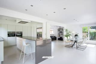 Op zoek naar een instapklare, gerenoveerde laagbouw in de buurt van het centrum van Willebroek?<br />Dan moet je dit pareltje zeker gezien hebben!<br /><br />Waarom je deze woning iets voor jouw is:<br />Alles gelijkvloers: slaapkamer &amp; badkamer zonder trappen<br />Garage, carport én oprit → altijd plek voor de wagen(s)<br />Gerenoveerd<br />Moderne, kwalitatieve keuken met alle comfort<br />Gezellige tuin met terras om te genieten<br />Centrale ligging met vlotte verbindingen<br />Zolderverdieping met massa’s potentieel<br /><br />Indeling:<br />Je komt binnen via de inkomhal met apart gastentoilet en praktische berging.<br />Daarna stap je binnen in een open leefruimte met veel lichtinval dankzij de grote ramen, een ruime eetplaats en een volledig uitgeruste keuken.<br />Vooraan in de woning vind je de nachthal, die toegang geeft tot de badkamer, slaapkamer mét ruime dressing en de garage.<br />Boven ontdek je nog twee grote slaapkamers én extra bergruimte, ideaal voor wie nog plannen of dromen heeft.<br /><br />Zin om deze parel in het echt te bekijken?<br />Contacteer Bjorn Marievoet<br />0477/60.68.33<br />bjorn@mondovastgoed.be