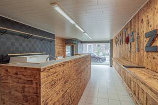 Gentstraat 361: Strategisch gelegen handelspand met ruim duplex appartement nabij centrum Oostakker.
Ligging: Mobiscore: 8,1/10
Centrale en goed bereikbare locatie met alle voorzieningen op wandelafstand: openbaar vervoer, supermarkten, scholen, winkels en meer.
Zeer vlotte verbinding met R4/E17/E40
Veel passage.
Indeling als volgt:
Handelspand gelijkvloers (103m²) : Lichtrijke handelsruimte met groot raampartij, ideaal voor visibiliteit. Achteraan bevindt zich een geïnstalleerde keuken, apart toilet, bureauruimte en een badkamer. Bovendien is er een aangenaam, verhard terras van 52 m².
Duplex appartement (143m²): Via een aparte inkomhal komt u terecht in het ruim appartement. Lichtrijke en zeer ruime leefruimte met toegang tot het gezellig terras, aparte geïnstalleerde keuken met toegang tot het gezellig terras, badkamer met ligbad. Op de tweede verdieping zijn er momenteel 2 slaapkamers, deze zijn gescheiden door een valse muur waardoor de indeling eenvoudig kan worden aangepast naar eigen wensen.
Appartement en handelsruimte hebben elk een eigen huisnummer en kunnen apart verhuurd worden.
Voor meer informatie kan u ons bereiken op 092678575 of +32 483 31 27 33