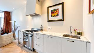 Cet appartement branché d'environ 71 m² se trouve au deuxième étage de la résidence « The Banker », récemment rénovée. Les environs de la Belgiëlei constituent un quartier agréable et en plein essor, avec notamment la brasserie municipale De Koninck, le Pakt et le Groen Kwartier accessibles à pied. De plus, l’accessibilité est assurée grâce à la proximité des principaux axes routiers et des transports en commun, situés juste devant la porte.
Vous entrez dans le spacieux salon avec cuisine ouverte. La cuisinière à gaz SMEG attire sans aucun doute tous les regards. La cuisine est également équipée d’un lave-vaisselle, d’un réfrigérateur et d’un congélateur. Un débarras séparé est prévu avec un raccordement pour lave-linge et sèche-linge.
Depuis le couloir, vous accédez à la chambre située à l’arrière de l’appartement, au calme. Celle-ci dispose d’une salle de bains attenante magnifiquement aménagée, avec douche à l’italienne et lavabo. Des toilettes séparées sont prévues pour les invités.
Le jardin commun constitue une oasis de calme où il fait bon se détendre.
Une cave privée et une place dans le local à vélos commun sont déjà comprises dans le loyer.
Charges communes : 100 euros par mois.
Toutes les dépenses liées aux services publics (gaz, électricité et eau) sont à la charge du locataire.
Disponible à partir du 1er novembre 2026.