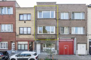 <p><span>Eenvoudig duplexappartement met 1 SLK in klein gebouw. Geen gemeenschappelijke kosten.</span></p><p><span> </span></p><p><span>Indeling:</span></p><p><span>Het betreft een klein gebouw waarvan het gelijkvloers slechts sporadisch in gebruik is door de eigenaar. Het duplexappartement (verdieping 1 en 2) is bereikbaar langs een separate deur met terzijde de trap plaats voor een fiets.</span></p><p><span>Op de eerste verdieping een grote leefkeuken die basis is ingericht. Een nieuw kooktoestel wordt eerstdaags geplaatst. Tegen de voorgevel een woonkamer met zicht op het pleintje.</span></p><p><span>Op de tweede verdieping een grote badkamer met eenvoudig comfort, alsook een grote slaapkamer (ca. 20 m²).</span></p><p><span> </span></p><p><span>Extra info:</span></p><p><span>- EPC: 215 kWh/(m² jaar)</span></p><p><span>- Geen gemeenschappelijke kosten</span></p><p><span>- Maximaal 2 personen</span></p><p><span>- Geen huisdieren</span></p><p><span> </span></p>