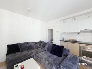 <p><strong>ETTERBEEK – In the European Quarter, a stone's throw from Leopold Park, Place Jourdan, and the European institutions, close to public transport (Schuman/Maelbeek) and shops, in the "Esplanade" project, lovely 1-bedroom apartment of ±48m² of living space located on the 8th floor. It consists of an entrance hall with separate toilet, a living room of ±17.5m² with an equipped open-plan kitchen (oven, hobs, extractor hood, fridge/freezer) and access to a lovely terrace of ±10m², a bedroom of ±11.5m², and an en-suite shower room (shower, sink). Cellar and parking included in the rent. EPC B! Available from 01/10/2026! </strong></p>
<p><strong>Charges of €260/month - Flat fee of €120 for common areas and €140 provision for hot water and heating!</strong></p>
<p><strong>One-time move-in fee of €50! One-time move-out fee of €50!</strong></p>
<p><u>On the 8<sup>th</sup> floor:</u></p>
<ul>
<li>Entrance hall with separate toilet</li>
<li>Living room of ±17.5m² (4 x 4.3) with access to terrace of ±10m²</li>
<li>Equipped open-plan kitchen (oven, hobs, extractor hood, fridge/freezer)</li>
<li>Bedroom of ±11.5m² (3.16 x 3.56)</li>
<li>En-suite shower room (shower, sink)</li>
</ul>
<p>Cellar No. C1.14</p>
<p>Parking space No. P0.41 included in the rent</p>
<p> </p>
<p>Charges of €260/month - Flat fee of €120 for common areas - Provision of €140 for hot water and heating</p>
<p>One-time move-in fee of €50! One-time move-out fee of €50!</p>
<p>EPC B.</p>
<p></p>