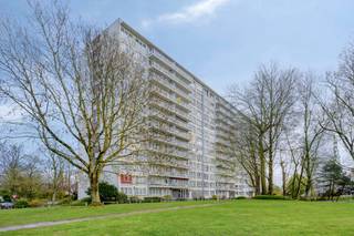 <p>immo DAVID stelt voor: instapklaar 2-slaapkamerappartement met terras en open zicht!<br /><br />Dit lichtrijke appartement van 72 m² bevindt zich op de vijfde verdieping en combineert comfort met een aangenaam uitzicht. De ruime leefruimte van 33 m² vormt het hart van de woning en biedt voldoende plaats voor een gezellige zithoek en eetruimte.</p>
<p>Het appartement beschikt over twee slaapkamers van respectievelijk 13 m² en 8 m², beide voorzien van dubbele beglazing. Ideaal voor een koppel, klein gezin of als combinatie van slaap- en bureauruimte. Verder zijn er een handige ingebouwde kast, een nette badkamer met inloopdouche en een apart toilet.</p>
<p>Dankzij de PVC-ramen met dubbele beglazing geniet je van een goede isolatie. Het gunstige EPC-label draagt bovendien bij aan een energiezuinig en betaalbaar wooncomfort.</p>
<p>Het recent vernieuwde, oostgerichte terras van 7 m² is een echte meerwaarde: perfect om ’s ochtends van de zon te genieten met een mooi uitzicht.</p>
<p>De ligging is een absolute troef, met vlotte verbindingen naar de Ring en in de nabijheid van UZ Jette, scholen, openbaar vervoer, winkels, de fietssnelweg en het Laarbeekbos.</p>
<p>Kortom, een verzorgd en praktisch appartement op een strategische locatie.</p>
<p>Bestuursmaatregelen in het maatregelenregister: in aanvraag.</p>