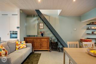 Op een goede locatie nabij het centrum van Mechelen bevindt zich deze instapklare woning met 3 slaapkamers. U geniet hier van een vlotte bereikbaarheid naar invalswegen én de nabijheid van het centrum, met winkels, horeca, scholen en openbaar vervoer op wandel- en fietsafstand.<br /><br />We betreden de woning via de inkomhal. De woonkamer met de volledig geïnstalleerde open keuken bevinden zich centraal in de woning. Aansluitend is een koer aanwezig met extra berging. Verder beschikt u op het gelijkvloers over de badkamer, uitgerust met een ligbad, dubbel lavabomeubel en plaats voor de wasmachine en droogkast. Er is ook een apart toilet aanwezig. <br /><br />De bovenverdieping is opgesplitst in twee delen. Vooraan beschikt u over een eerste slaapkamer en een leuke zitruimte / bureau met apart toilet. Hieruit heeft u toegang tot de tweede verdieping dewelke een extra slaapkamer biedt. Het achterste gedeelte bereikt u via een afzonderlijke trap waar u op de eerste verdieping over een slaapkamer / bureau beschikt en hieruit heeft u ook weer toegang tot een tweede verdieping waar u over een afgewerkte zolder beschikt.<br />Kortom is dit een woning met veel mogelijkheden!<br /><br />Dit is een uitstekende opportuniteit als u op zoek bent naar een instapklare woning met 3 slaapkamers in Mechelen. Contacteer ons op 0480 66 14 77 voor meer informatie of neem een kijkje op www.boonstravastgoed.be. <br /><br />Bijzonderheden:<br />- Instapklaar<br />- 3 slaapkamers<br />- Gunstig EPC (label B)