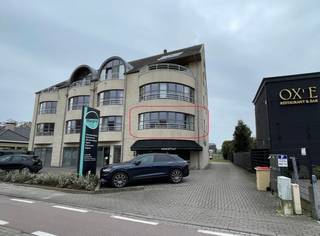 Ruim &amp; gezellig appartement in het hartje van Lochristi, dicht bij openbaar vervoer, winkels en scholen. Het appartementsgebouw is voorzien van een lift.<br />Het appartement is volledig geschilderd en voorzien van verlichting en gelegen op de eerste verdieping van residentie Amélie. Het appartement omvat een ruime inkomhal met ingemaakte kasten met afzonderlijk toilet en een afzonderlijke berging/wasruimte, een heel grote en lichtrijke leefruimte met ingemaakte kasten en een open ruime ingerichte keuken voorzien van veel opbergmogelijkheden. Verder zijn er twee slaapkamers met ingemaakte kasten en een badkamer met dubbel was meubel, ligbad en douche. Aan de slaapkamers grenst een aangenaam en zonnig zuid gericht terras met open zicht.<br />Totale oppervlakte van het appartement is ca. 120m² .<br />Het appartement is voorzien van alle comfort en wordt centraal verwarmd met aardgas. Het buitenschrijnwerk bestaat uit aluminium en heeft hoog rendement beglazing. Beschikbaar vanaf 15/06/2026<br />EPC : 105 kHw/(m²jaar)<br />Huurprijs: 1240,00€ + 45,00€ alg kosten= 1285,00€/maand<br />Mogelijkheid om garage bij te huren aan 110,00€/maand<br />Interesse in dit mooi, ruim appartement? Stuur een mail met uw naam en telefoonnummer: info@loimmo.be<br />Wij nemen met jou contact op, geen telefonische afspraken!